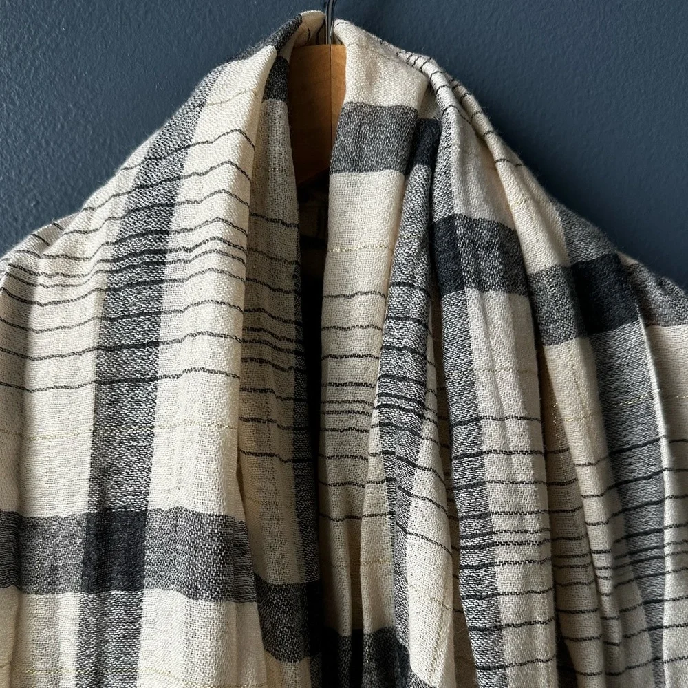 🧣 Women’s scarf Plaid offwhite blue plaid gold wrap VGUC